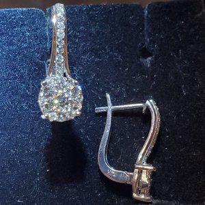 14K WHITE GOLD DIAMOND EARRINGS.